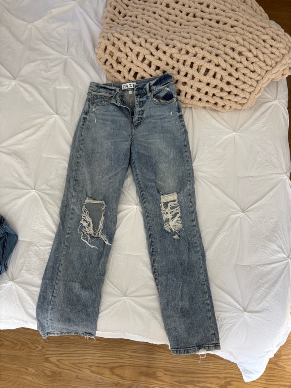 DAZY Women's Straight-Leg Distressed Jeans in Washed Blue